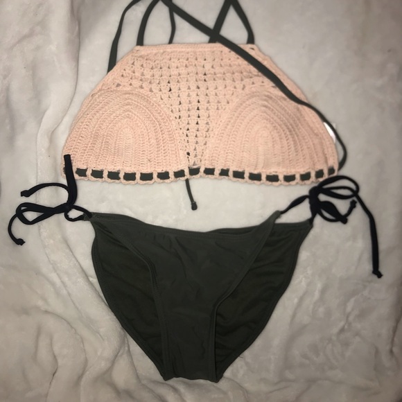 Bikini - Picture 1 of 2